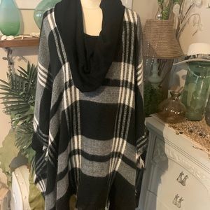 Catherine’s poncho with sleeves One Size